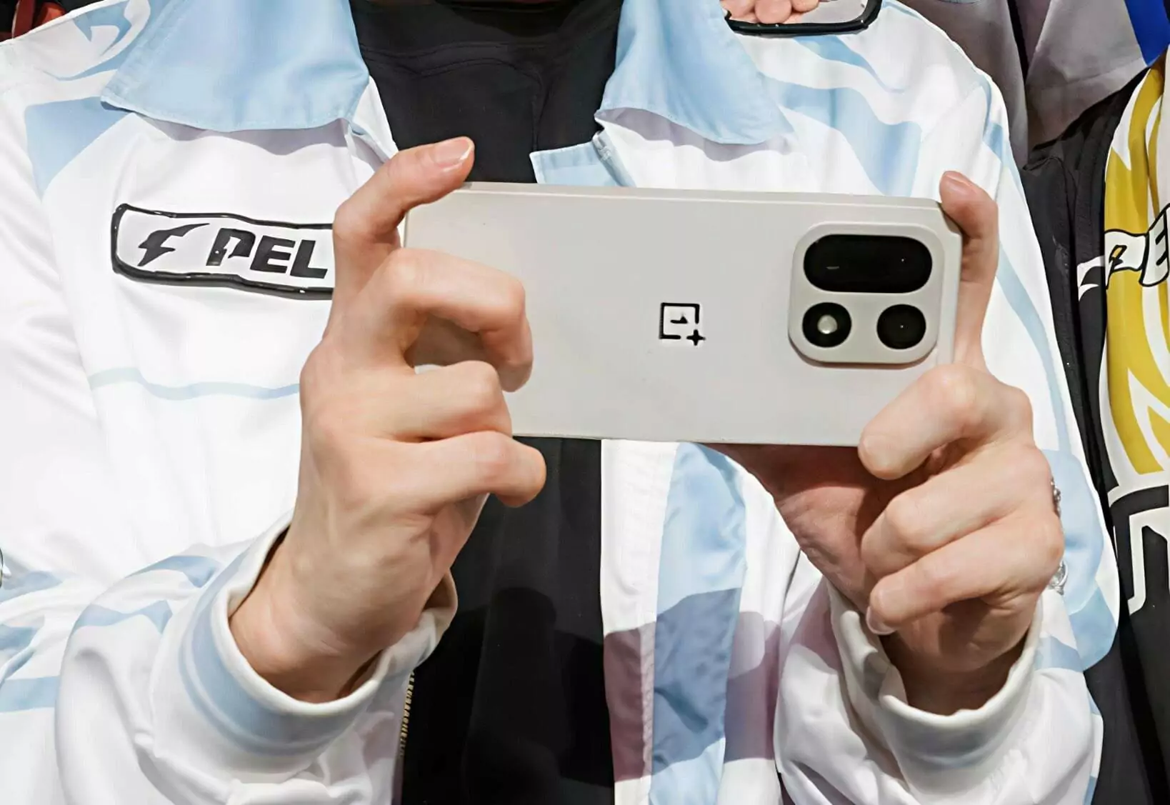 Suspected-OnePlus-15-Being-Used
